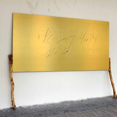 楊心廣，金色，2014，鋁塑版/ 木/ 鐵，260 x 202 x 36 cm