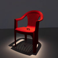 賈茜茹，白日夢＿獻給爺爺的夢，2021，紅絨毛／塑膠椅、水轉印／眼鏡，80.5 x 60 x 57.4 cm